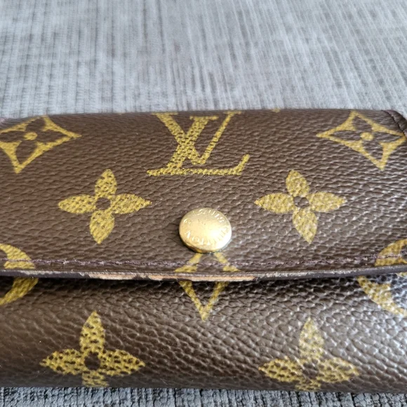 Louis Vuitton 6-Ring Key Holder - Picture 3 of 14